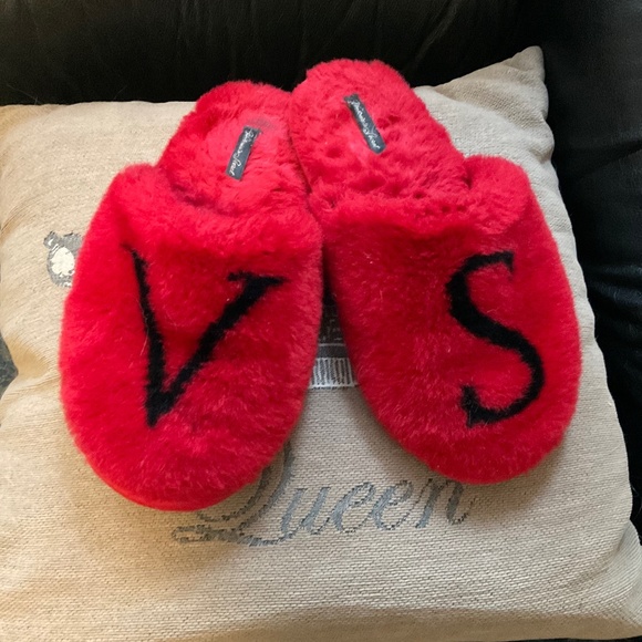 Closed Toe Victoria’s Secret Furry Slippers - Picture 1 of 5